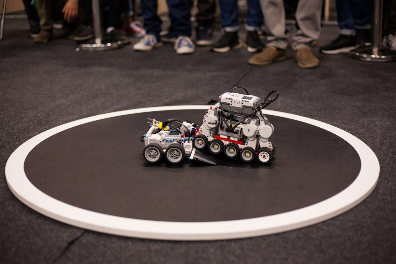 Битва роботов мини. Битва роботов. Робототехника бои роботов. Бои роботов соревнования. Битва роботов соревнования.